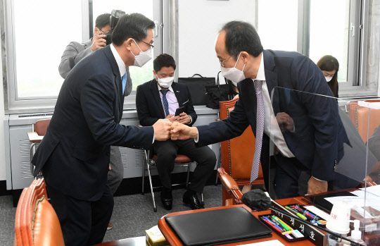 국회 예결위원장인 정성호(왼쪽) 추경예산안등조정소위원장과 국민의힘 추경호 간사가 21일 국회 예산결산특별위원회 제4회 추경예산안등조정소위원회에서 인사하고 있다.    연합뉴스